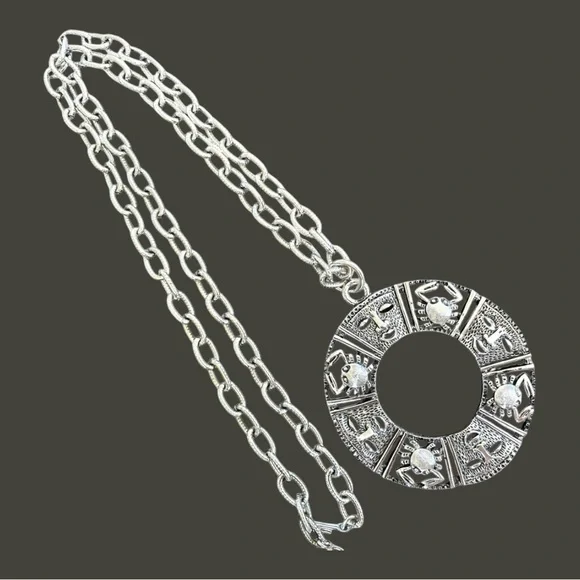 Sarah Coventry Talisman of Love, pendant w/ long chain and clip on earrings,1970 - Picture 4 of 14